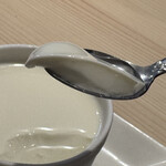 長男、もんたいちお - ぷるるん、つるん、杏仁〜。今まで食べずに損した。