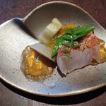 玉峰館 - 下田産金目鯛昆布締め炙り 初夏野菜　生ハムコンソメの酢ジュレ 