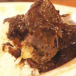 トマト - 柔らかく煮込まれた牛タン（ビーフタンカレーには厚めのタンが２枚入る）