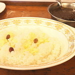 トマト - ご飯は結構なボリュームなので女性・少食男子は小盛りをおすすめ！