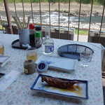 杉ケ瀬ヤナ - 今年は２階のテラスで食事です。煮付けも最高！