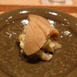 伯雲 - 房州の黒鮑と叩いた枝豆を和えた白芋茎