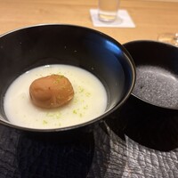 ひがしやま 司 - ズイキと梅干しの百合根摺り流しのお椀