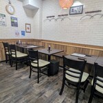 裕 - カウンター6席、4人テーブル×3、2人テーブル×1
