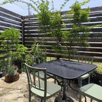 イシカワ - 店内から見えるお庭の様子