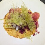 SINQ - ５・ヤングコーン・サフォーク羊の自家製生ハム添え　１番上にのっているのはヤングコーンのひげ　下のクレープは乳酸発酵した野菜をベースに作られた生地