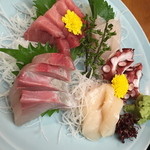 浅草 魚料理 遠州屋 - コース最初の品。お刺身盛り合わせ。脂たっぷりで美味！