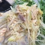 時翁 - 鶏塩中華そばには、ねぎ、棒棒鶏風の鶏肉、水菜などが入っています。