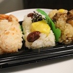 おこわ米八 - 秋づくし (松茸・栗・大漁鮭) 359円。