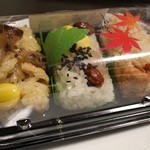 おこわ米八 - 秋づくし (松茸・栗・大漁鮭) 359円。