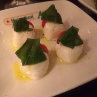ダニエルズ - 水牛モッツァレラとミニトマトのカプレーゼ☆
                
                チョットおツマミに❗️