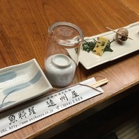 浅草 魚料理 遠州屋 - テーブルにセットされているお通しと食器類。お猪口がデフォルトというのは珍しいですね。
