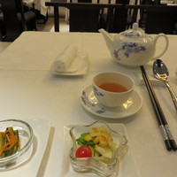 四川名菜 川府 - 前菜、漬物、ポットサービスのお茶