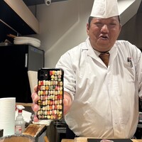 鮨 からす 十三店 - 大将 携帯カバーもお寿司です✨️