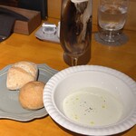 BISTRO 塒 - 料理写真:枝豆の冷製ポタージュとパン