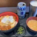 名代 富士そば - カツ丼 600円、ビール 400円