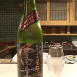 汐見 - サービスの日本酒…お猪口に注いで