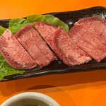 ニューみよし - 牛タン刺身