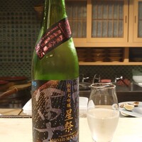 汐見 - サービスの日本酒…お猪口に注いで