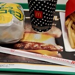 マクドナルド - 喋りたいンダナっ♫…睡眠時間や休息は、頗る大事であると、日々実感して居ります(壊れる)。えェ、ひしひしとギシギシ接客で眉間の般若クレバスがめり込むのを理性で抗いながらデスね先生。余裕ッて大事。ガチで