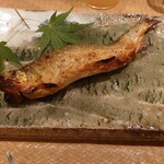汐見 - 織部焼き？の器が川で…川を泳ぐ鮎に見えませんか？
