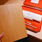 かにじぇんぬ 北のはなれ - メニューが木製で触り心地がいいです