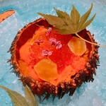 かにじぇんぬ 北のはなれ - 殻付きウニの下にはホタテ、上にはマスカット