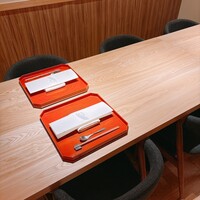 かにじぇんぬ 北のはなれ - 広すぎるテーブルを贅沢に2人で使わせていただきました