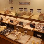 もあ 小麦館 - 陳列棚の様子④。