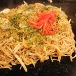 海鮮もんじゃ 片岡 - 当店のそばは細麺です。 鉄板を充分熱くして焼くと美味しく仕上がります。
