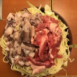 海鮮もんじゃ 片岡 - イカ豚そばもんじゃ   昔ながらの味です。 しみじみ美味しいもんじゃです。  焼く時に少しソースをかけるとより美味しくいただけます。