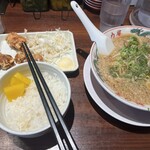 ラーメン 魁力屋 - 唐揚げ定食（ドーーン