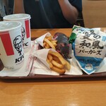 ケンタッキーフライドチキン - 次男はタルタルとレッドチキンのツイスターのセット、和風バーガーの包、裏表同じ、パートやアルバイトの方のマニアルに優しい工夫のようでした。