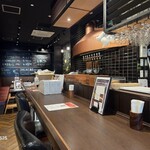 ビストロ オリエンタル - カウンター中央から左側の様子。