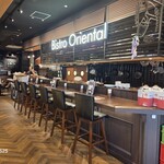 ビストロ オリエンタル - お店は壁の無いオープンスペースになっている。