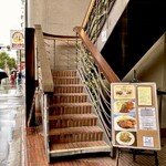 ステーキ＆ワイン グリアンテ - こちらの階段から2階へ