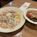 パスタビーノ・ハシヤ - ホワイトクリーム系で、具材はミックス(シーフード+野菜+鶏肉)。右は、スパがくるまでに少したべた状態のツナサラダ。