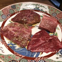 焼肉 うしみつ 恵比寿本店 - こっちが前だと向き直してくれました。前とかあるんですね。