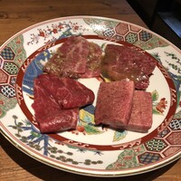 焼肉 うしみつ 恵比寿本店 - 肉の写真撮ったら、