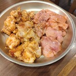 ホルモン家 しろ壱 - （左）シマ腸　（右）シビレ（牛ホルモン部位）