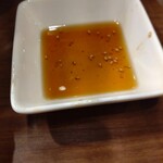 ホルモン家 しろ壱 - ごま油に漬けて一気に燒く