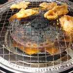 ホルモン家 しろ壱 - メンチャン焼き