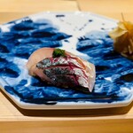 新宿 鮨 立花 - アジ、ネギと生姜を添えて