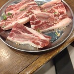 ホルモン家 しろ壱 - 牛の骨付きカルビを塩＆レモン汁で