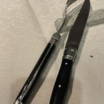 Harmonie 玄 - フランス製のミツバチマークのフォークとナイフ、ナポレオンのマントと関係ある事を説明してくれます。