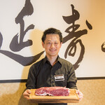 焼肉えんじゅ - お肉は生産者様から直接仕入れ、店長が捌いています