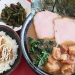 家系ラーメン 王道家 本店 - ラーメン＋燻チャーの煮込み＋辛ニラ＆ライス