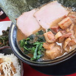 家系ラーメン 王道家 本店 - ラーメン＋燻チャーの煮込み＋辛ニラ＆ライス