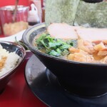 家系ラーメン 王道家 本店 - ラーメン＋燻チャーの煮込み＋辛ニラ＆ライス