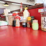 家系ラーメン 王道家 - 卓上の様子